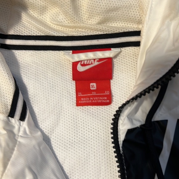 Nike Windbreaker w/ Jumbo "NIKE" print 902351-100 - Picture 3 of 4